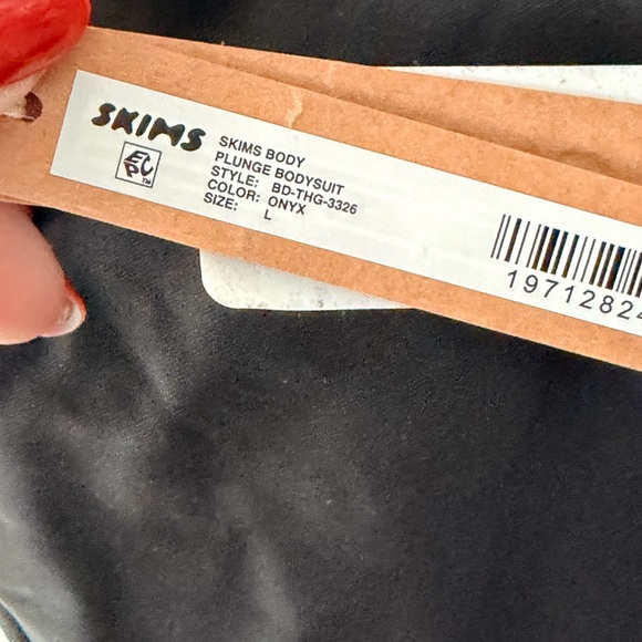 SKIMS BODY UNLINED PLUNGE BODYSUIT  BD-THG-3326 Sz Large Shapewear Black Onyx - Picture 3 of 4